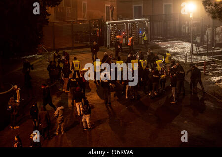 Les contrôles de police à l'entrée au cours de l'Italien 'Serie' un match entre Bologne 0-0 Milan au stade Renato Dall'Ara, le 18 décembre 2018 à Bologne, en Italie. Credit : Maurizio Borsari/AFLO/Alamy Live News Banque D'Images