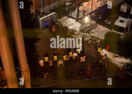 Les contrôles de police à l'entrée au cours de l'Italien 'Serie' un match entre Bologne 0-0 Milan au stade Renato Dall'Ara, le 18 décembre 2018 à Bologne, en Italie. Credit : Maurizio Borsari/AFLO/Alamy Live News Banque D'Images