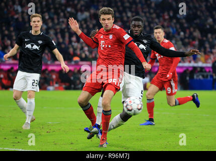 Munich, Allemagne. Dec 19, 2018. Thomas Mueller (L'avant) du Bayern Munich rivalise avec Dayot Upamecano de Leipzig au cours de la Bundesliga match entre le Bayern Munich et le RB Leipzig à Munich, Allemagne, le 19 décembre 2018. Le Bayern Munich a gagné 1-0. Crédit : Philippe Ruiz/Xinhua/Alamy Live News Banque D'Images