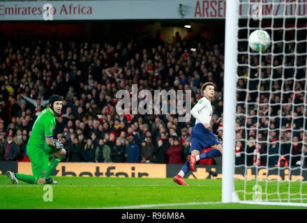 Londres, Royaume-Uni. Dec 19, 2018. Tottenham Hotspur est Alli Dele (R) scores au cours du match quart Tasse Carabao entre Arsenal et Tottenham Hotspur à l'Emirates Stadium à Londres, Angleterre le 19 décembre 2018. Tottenham Hotspur a gagné 2-0. Credit : Matthew Impey/Xinhua/Alamy Live News Banque D'Images