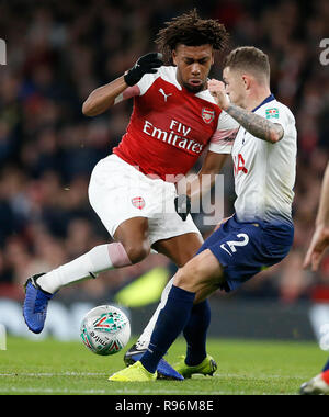 Londres, Royaume-Uni. Dec 19, 2018. L'arsenal Alex Iwobi (L) rivalise avec Tottenham Hotspur's Kieran Trippier durant la match quart Tasse Carabao entre Arsenal et Tottenham Hotspur à l'Emirates Stadium à Londres, Angleterre le 19 décembre 2018. Tottenham Hotspur a gagné 2-0. Credit : Matthew Impey/Xinhua/Alamy Live News Banque D'Images