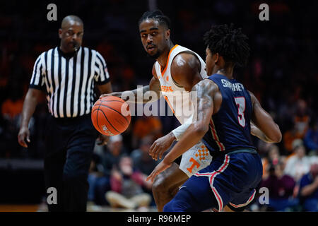 19 décembre 2018 : La Jordanie Bone # 0 de l'Iowa bénévoles permet la balle au tribunal contre Josh Sharkey # 3 de la Bulldogs Samford au cours de la jeu de basket-ball de NCAA entre les bénévoles de l'Université du Tennessee et de la Samford University Bulldogs à Thompson Boling Arena de Knoxville TN Tim Gangloff/CSM Banque D'Images