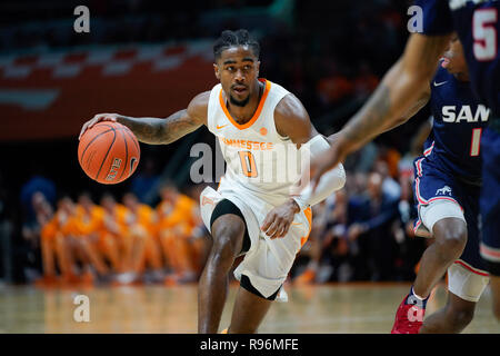 19 décembre 2018 : La Jordanie Bone # 0 de l'Iowa bénévoles lecteurs au panier contre Kevion Nolan # 1 de la Bulldogs Samford au cours de la jeu de basket-ball de NCAA entre les bénévoles de l'Université du Tennessee et de la Samford University Bulldogs à Thompson Boling Arena de Knoxville TN Tim Gangloff/CSM Banque D'Images