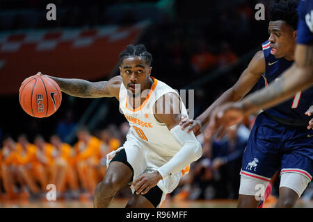 19 décembre 2018 : La Jordanie Bone # 0 de l'Iowa bénévoles lecteurs au panier contre Kevion Nolan # 1 de la Bulldogs Samford au cours de la jeu de basket-ball de NCAA entre les bénévoles de l'Université du Tennessee et de la Samford University Bulldogs à Thompson Boling Arena de Knoxville TN Tim Gangloff/CSM Banque D'Images