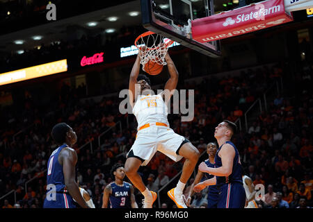 19 décembre 2018 : Derrick Walker # 15 de la Pennsylvania bénévoles dunks la balle pendant le jeu de basket-ball de NCAA entre les bénévoles de l'Université du Tennessee et de la Samford University Bulldogs à Thompson Boling Arena de Knoxville TN Tim Gangloff/CSM Banque D'Images