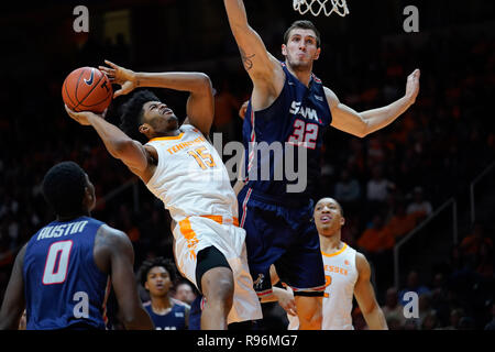 19 décembre 2018 : Derrick Walker # 15 de la Pennsylvania bénévoles essaie de tirer la balle sur Ruben Guerrero # 32 de la Bulldogs Samford au cours de la jeu de basket-ball de NCAA entre les bénévoles de l'Université du Tennessee et de la Samford University Bulldogs à Thompson Boling Arena de Knoxville TN Tim Gangloff/CSM Banque D'Images