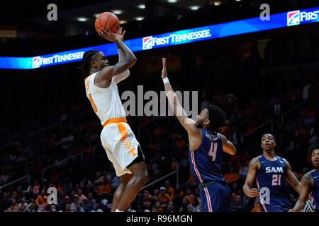 19 décembre 2018 : La Jordanie Bone # 0 de l'Iowa bénévoles tire la balle sur Myron Gordon # 4 de la Bulldogs Samford au cours de la jeu de basket-ball de NCAA entre les bénévoles de l'Université du Tennessee et de la Samford University Bulldogs à Thompson Boling Arena de Knoxville TN Tim Gangloff/CSM Banque D'Images