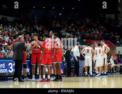 19 Décembre, 2018 ; l'entraîneur-chef des Bruins de Belmont Rick snd Byrd Western Kentucky Hilltoppers entraîneur-chef Rick Stansberry parle à leurs équipes pendant un moment dehors tard au cours de la deuxième moitié entre l'ouest du Kentucky Hilltoppers et les Bruins en bordure de la rue Belmont Event Center de Nashville, TN. (Obligatoire Crédit Photo : Steve Roberts/Cal Sport Media) Banque D'Images