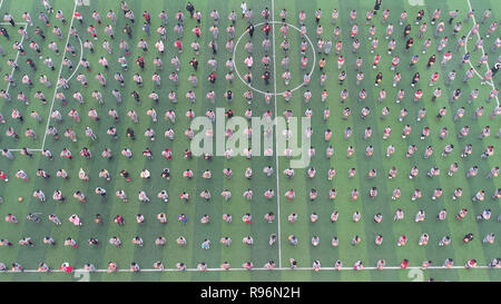 Shanghai, Beijing, Chine. 18Th Oct, 2018. Beijing, Chine - Plus de 1 200 élèves de faire les exercices de basket-ball à l'école primaire de Guanyun County, Lianyungang, Chine de l'est de la province de Jiangsu, marquant la Journée internationale de basket-ball qui tombe le 21 décembre chaque année. Crédit : SIPA Asie/ZUMA/Alamy Fil Live News Banque D'Images