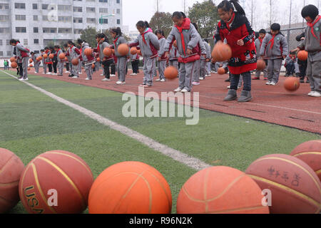 Shanghai, Beijing, Chine. 18Th Oct, 2018. Beijing, Chine - Plus de 1 200 élèves de faire les exercices de basket-ball à l'école primaire de Guanyun County, Lianyungang, Chine de l'est de la province de Jiangsu, marquant la Journée internationale de basket-ball qui tombe le 21 décembre chaque année. Crédit : SIPA Asie/ZUMA/Alamy Fil Live News Banque D'Images