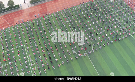 Shanghai, Beijing, Chine. 18Th Oct, 2018. Beijing, Chine - Plus de 1 200 élèves de faire les exercices de basket-ball à l'école primaire de Guanyun County, Lianyungang, Chine de l'est de la province de Jiangsu, marquant la Journée internationale de basket-ball qui tombe le 21 décembre chaque année. Crédit : SIPA Asie/ZUMA/Alamy Fil Live News Banque D'Images