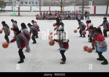 Shanghai, Beijing, Chine. 18Th Oct, 2018. Beijing, Chine - Plus de 1 200 élèves de faire les exercices de basket-ball à l'école primaire de Guanyun County, Lianyungang, Chine de l'est de la province de Jiangsu, marquant la Journée internationale de basket-ball qui tombe le 21 décembre chaque année. Crédit : SIPA Asie/ZUMA/Alamy Fil Live News Banque D'Images