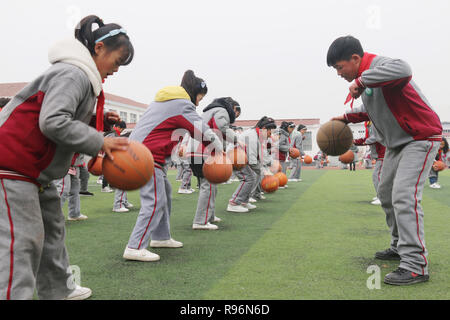 Shanghai, Beijing, Chine. 18Th Oct, 2018. Beijing, Chine - Plus de 1 200 élèves de faire les exercices de basket-ball à l'école primaire de Guanyun County, Lianyungang, Chine de l'est de la province de Jiangsu, marquant la Journée internationale de basket-ball qui tombe le 21 décembre chaque année. Crédit : SIPA Asie/ZUMA/Alamy Fil Live News Banque D'Images