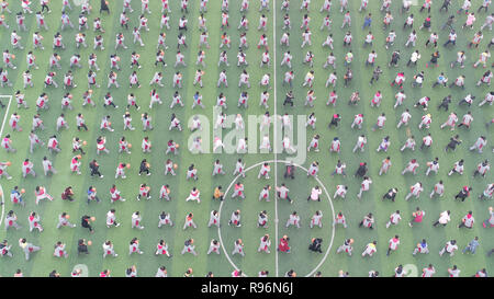 Shanghai, Beijing, Chine. 18Th Oct, 2018. Beijing, Chine - Plus de 1 200 élèves de faire les exercices de basket-ball à l'école primaire de Guanyun County, Lianyungang, Chine de l'est de la province de Jiangsu, marquant la Journée internationale de basket-ball qui tombe le 21 décembre chaque année. Crédit : SIPA Asie/ZUMA/Alamy Fil Live News Banque D'Images