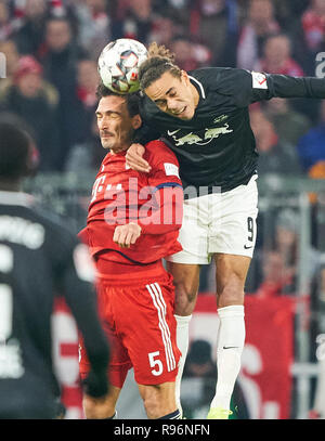 Munich, Allemagne. 19 Décembre, 2018. Mats HUMMELS, FCB 5 concurrence pour la balle, s'attaquer, duel, l'en-tête, action, lutte contre Yussuf POULSEN, RB Leipzig 9 FC BAYERN MUNICH - RB LEIPZIG - DFL RÈGLEMENT INTERDIT TOUTE UTILISATION DES PHOTOGRAPHIES comme des séquences d'images et/ou quasi-vidéo - 1.ligue de soccer allemand , Munich, Décembre 08, 2018, 16 ème journée de la saison 2018/2019, FCB, Red Bull, München, © Peter Schatz / Alamy Live News Banque D'Images