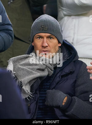 Munich, Allemagne. 19 Décembre, 2018. Arjen Robben, FCB 10 sur l'honneur tribune, tribunes, invités d'honneur, des célébrités, des VIP, le FC BAYERN MUNICH - RB LEIPZIG - DFL RÈGLEMENT INTERDIT TOUTE UTILISATION DES PHOTOGRAPHIES comme des séquences d'images et/ou quasi-vidéo - 1.ligue de soccer allemand , Munich, Décembre 19, 2018, 16 ème journée saison 2018/2019, FCB, Red Bull, München, © Peter Schatz / Alamy Live News Banque D'Images