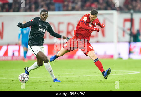 Munich, Allemagne. 19 Décembre, 2018. Robert Lewandowski, FCB 9 concurrence pour la balle, s'attaquer, duel, l'en-tête, action, lutte contre Ibrahima KONATE, RB Leipzig 6 FC BAYERN MUNICH - RB LEIPZIG - DFL RÈGLEMENT INTERDIT TOUTE UTILISATION DES PHOTOGRAPHIES comme des séquences d'images et/ou quasi-vidéo - 1.ligue de soccer allemand , Munich, Décembre 19, 2018, 16 ème journée saison 2018/2019, FCB, Red Bull, München, © Peter Schatz / Alamy Live News Banque D'Images