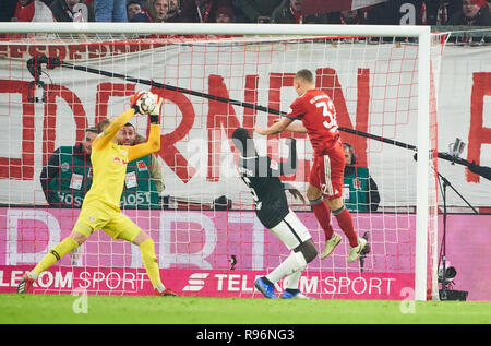 Munich, Allemagne. 19 Décembre, 2018. Peter GULACSI, gardien de RB Leipzig 1-contre Joshua KIMMICH, FCB 32 FC BAYERN MUNICH - RB LEIPZIG - DFL RÈGLEMENT INTERDIT TOUTE UTILISATION DES PHOTOGRAPHIES comme des séquences d'images et/ou quasi-vidéo - 1.ligue de soccer allemand , Munich, Décembre 19, 2018, 16 ème journée saison 2018/2019, FCB, Red Bull, München, © Peter Schatz / Alamy Live News Banque D'Images