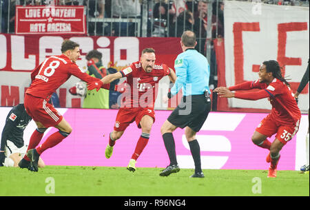 Munich, Allemagne. 19 Décembre, 2018. Franck Ribery, FCB 7 célèbre son but pour , heureux, rire, 1-0 FC BAYERN MUNICH - RB LEIPZIG - DFL RÈGLEMENT INTERDIT TOUTE UTILISATION DES PHOTOGRAPHIES comme des séquences d'images et/ou quasi-vidéo - 1.ligue de soccer allemand , Munich, Décembre 19, 2018, 16 ème journée saison 2018/2019, FCB, Red Bull, München, © Peter Schatz / Alamy Live News Banque D'Images