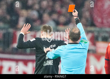 Munich, Allemagne. 19 Décembre, 2018. Arbitre Marco Fritz montre carton rouge à Stefan ILSANKER, RB Leipzig 13 sifflet, gestes, montre, Watch, l'action individuelle, FC BAYERN MUNICH - RB LEIPZIG - DFL RÈGLEMENT INTERDIT TOUTE UTILISATION DES PHOTOGRAPHIES comme des séquences d'images et/ou quasi-vidéo - 1.ligue de soccer allemand , Munich, Décembre 19, 2018, 16 ème journée saison 2018/2019, FCB, Red Bull, München, © Peter Schatz / Alamy Live News Banque D'Images