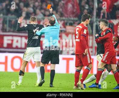 Munich, Allemagne. 19 Décembre, 2018. Arbitre Marco Fritz montre carton rouge à Stefan ILSANKER, RB Leipzig 13 après le coup de sifflet., gestes, montre, Watch, l'action individuelle, FC BAYERN MUNICH - RB LEIPZIG 1-0 - DFL RÈGLEMENT INTERDIT TOUTE UTILISATION DES PHOTOGRAPHIES comme des séquences d'images et/ou quasi-vidéo - 1.ligue de soccer allemand , Munich, Décembre 19, 2018, 16 ème journée saison 2018/2019, FCB, Red Bull, München, © Peter Schatz / Alamy Live News Banque D'Images