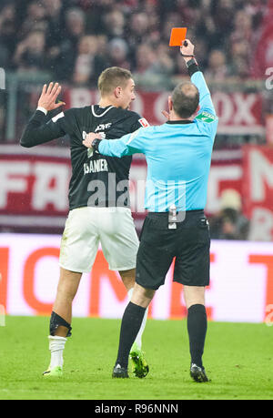 Munich, Allemagne. 19 Décembre, 2018. Arbitre Marco Fritz montre carton rouge à Stefan ILSANKER, RB Leipzig 13 après le coup de sifflet., gestes, montre, Watch, l'action individuelle, FC BAYERN MUNICH - RB LEIPZIG 1-0 - DFL RÈGLEMENT INTERDIT TOUTE UTILISATION DES PHOTOGRAPHIES comme des séquences d'images et/ou quasi-vidéo - 1.ligue de soccer allemand , Munich, Décembre 19, 2018, 16 ème journée saison 2018/2019, FCB, Red Bull, München, © Peter Schatz / Alamy Live News Banque D'Images