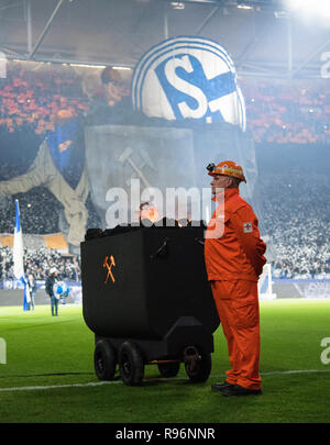 Gelsenkirchen, Allemagne. 06 Jan, 2017. Soccer : Bundesliga, le FC Schalke 04 - Bayer Leverkusen, 16e journée dans la Veltins Arena. Un membre de l'underground fire brigade est debout devant un camion avec le charbon. La dernière mine de charbon dans la région de la Ruhr est fermé le 21 décembre. Credit : Ina Fassbender/DPA - NOTE IMPORTANTE : en conformité avec les exigences de la DFL Deutsche Fußball Liga ou la DFB Deutscher Fußball-Bund, il est interdit d'utiliser ou avoir utilisé des photographies prises dans le stade et/ou la correspondance dans la séquence sous forme d'images et/ou vidéo-comme des séquences de photos./dpa/Alamy Live News Banque D'Images