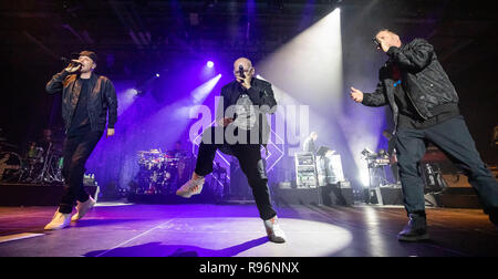 19 décembre 2018, la Bavière, Würzburg : Michael 'Michi' Beck (l-r), Michael Bernd Schmidt, alias Smudo et Thomas Dürr alias Thomas D, membres du groupe de hip-hop allemand Die Fantastischen Vier, sont sur la scène du concert d'ouverture de la 'capitaine' tour fantastique. Photo : Daniel Karmann/dpa Banque D'Images