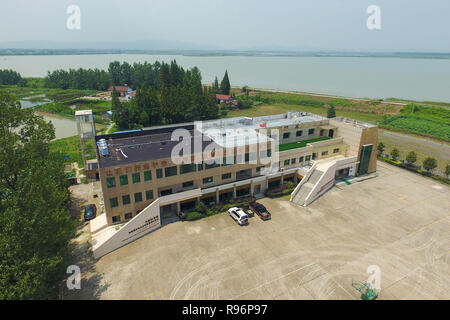 (181220) -- CHANGSHA, Décembre 20, 2018 (Xinhua) -- photo aérienne prise le 10 juillet 2018 montre le lac Dongting station pour la recherche des écosystèmes des zones humides dans la région du lac Dongting, dans la province de Hunan en Chine centrale. La collecte de sol au printemps, les tests de l'eau du lac en été, les plantes en automne et l'observation d'oiseaux migrateurs en hiver décrit près de 10 ans de cycle saisonnier de la vie quotidienne des chercheurs scientifiques sans nom dans la région du lac Dongting. Ils ont travaillé dur pour fournir des solutions à la protection de l'environnement et la diversité biologique. Les chercheurs scientifiques de l'Ac Banque D'Images