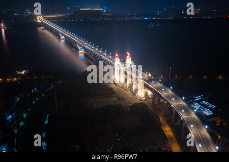 Nanjing, Nanjing, Chine. 18Th Oct, 2018. Nanjing, Chine-l'Nanjing Yangtze River Bridge est un double-pont route-rail truss bridge sur la rivière Yangtze entre Dali et Pukou à Nanjing, à l'est ChinaÃ¢â€ Province de Jiangsu. Crédit : SIPA Asie/ZUMA/Alamy Fil Live News Banque D'Images