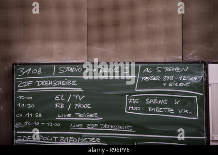 Mainz, Allemagne. Août 31, 2018. Le temps de radiodiffusion des différents programmes sont écrits sur un tableau. La deuxième chaîne de télévision allemande (ZDF) est l'un des plus importants radiodiffuseurs publics en Europe dont le siège est à Mayence, la capitale de la Rhénanie-Palatinat. Crédit : Andreas Arnold/dpa/Alamy Live News Banque D'Images