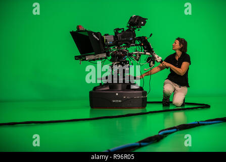 Mainz, Allemagne. Août 31, 2018. Une camerawoman passe par 'l'enfer vert" avant l'émission en direct. La deuxième chaîne de télévision allemande (ZDF) est l'un des plus importants radiodiffuseurs publics en Europe dont le siège est à Mayence, la capitale de la Rhénanie-Palatinat. Crédit : Andreas Arnold/dpa/Alamy Live News Banque D'Images