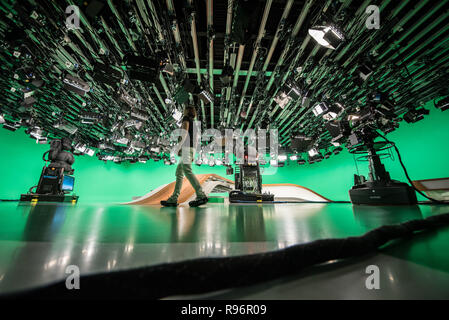 Mainz, Allemagne. Août 31, 2018. Une camerawoman passe par 'l'enfer vert" avant l'émission en direct. La deuxième chaîne de télévision allemande (ZDF) est l'un des plus importants radiodiffuseurs publics en Europe dont le siège est à Mayence, la capitale de la Rhénanie-Palatinat. Crédit : Andreas Arnold/dpa/Alamy Live News Banque D'Images