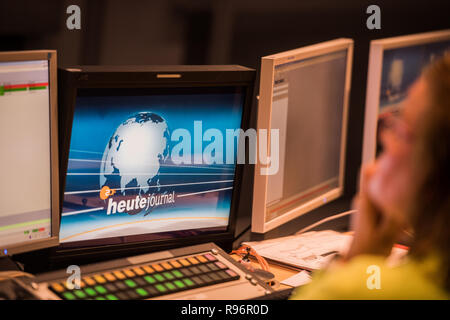 Mainz, Allemagne. Août 31, 2018. Au cours de l'émission en direct "heute journal" l'employé regarde le moniteur dans l'actualité salle de contrôle. La deuxième chaîne de télévision allemande (ZDF) est l'un des plus importants radiodiffuseurs publics en Europe dont le siège est à Mayence, la capitale de la Rhénanie-Palatinat. Crédit : Andreas Arnold/dpa/Alamy Live News Banque D'Images