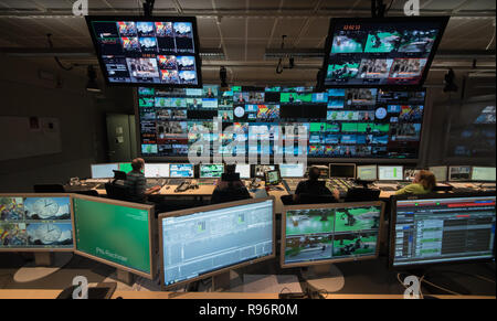 Mainz, Allemagne. Août 31, 2018. Au cours d'une émission en direct, les employés s'asseoir dans la salle de contrôle nouvelles devant les moniteurs. La deuxième chaîne de télévision allemande (ZDF) est l'un des plus importants radiodiffuseurs publics en Europe dont le siège est à Mayence, la capitale de la Rhénanie-Palatinat. Crédit : Andreas Arnold/dpa/Alamy Live News Banque D'Images