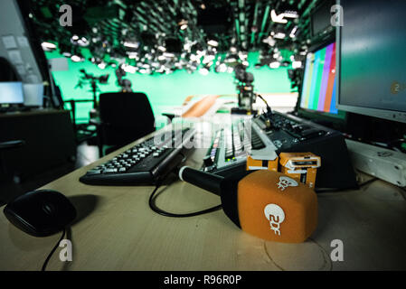 Mainz, Allemagne. Août 31, 2018. ZDF un microphone est sur la table avant la diffusion en direct dans le "Enfer Vert". La deuxième chaîne de télévision allemande (ZDF) est l'un des plus importants radiodiffuseurs publics en Europe dont le siège est à Mayence, la capitale de la Rhénanie-Palatinat. Crédit : Andreas Arnold/dpa/Alamy Live News Banque D'Images