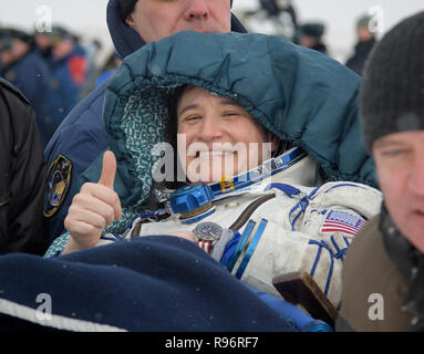 Zhezkazgan, au Kazakhstan. 20 Décembre, 2018. L'astronaute américain Aunon-Chancellor Serena de la NASA est portée à une tente médicale peu après l'atterrissage avec les autres membres de l'équipage Expédition 57 dans le vaisseau Soyouz MS-09 le 20 décembre 2018 près de Zhezkazgan, au Kazakhstan. Aunon-Chancellor Serena, Alexander Gerst, et Sergey Prokopyev reviennent après 197 jours dans l'espace à bord de la Station spatiale internationale. Credit : Planetpix/Alamy Live News Banque D'Images