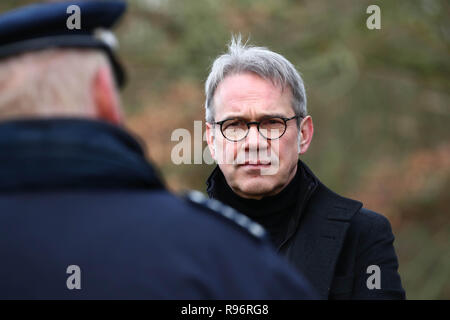 Erfurt, Allemagne. 18Th Oct, 2018. Georg Maier (SPD), Thuringe et le ministre de l'intérieur, parle à un agent de police pendant un test d'aptitude pour les chiens de protection. Credit : Bodo Schackow Zentralbild-/dpa/dpa/Alamy Live News Banque D'Images