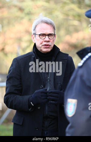 Erfurt, Allemagne. 18Th Oct, 2018. Georg Maier (SPD), Thuringe et le ministre de l'intérieur, parle à un agent de police au cours d'un chien de garde test. Credit : Bodo Schackow Zentralbild-/dpa/dpa/Alamy Live News Banque D'Images