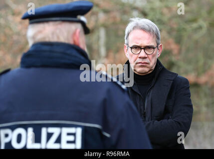 Erfurt, Allemagne. 18Th Oct, 2018. Georg Maier (SPD), Thuringe et le ministre de l'intérieur, parle à un agent de police au cours d'un chien de garde test. Credit : Bodo Schackow Zentralbild-/dpa/dpa/Alamy Live News Banque D'Images