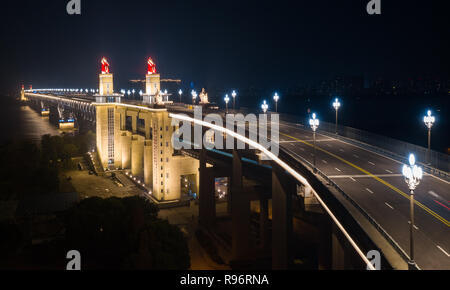 Nanjing, Nanjing, Chine. 18Th Oct, 2018. Nanjing, Chine-l'Nanjing Yangtze River Bridge est un double-pont route-rail truss bridge sur la rivière Yangtze entre Dali et Pukou à Nanjing, à l'est ChinaÃ¢â€ Province de Jiangsu. Crédit : SIPA Asie/ZUMA/Alamy Fil Live News Banque D'Images