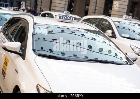 Foto LaPresse/Nicol&# xf2 ; Campo 20/12/2018 Torino (Italia) Cronaca Protesta tassisti davanti a Palazzo Civico Nella foto : veduta generale Photo LaPresse/Nicol&# xf2 ; Campo le 20 décembre 2018, Turin (Italie) Communiqué de protestation des chauffeurs de taxi en face du Palazzo Civico dans l'image : vue générale Banque D'Images