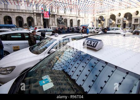 Foto LaPresse/Nicol&# xf2 ; Campo 20/12/2018 Torino (Italia) Cronaca Protesta tassisti davanti a Palazzo Civico Nella foto : veduta generale Photo LaPresse/Nicol&# xf2 ; Campo le 20 décembre 2018, Turin (Italie) Communiqué de protestation des chauffeurs de taxi en face du Palazzo Civico dans l'image : vue générale Banque D'Images