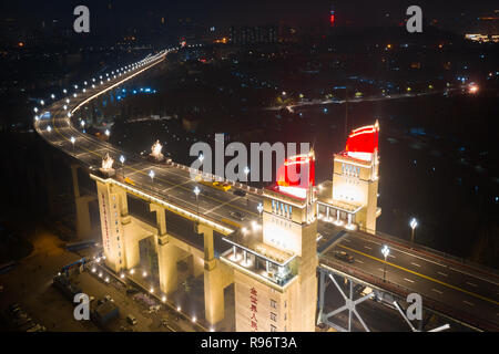 Nanjing, Nanjing, Chine. 18Th Oct, 2018. Nanjing, Chine-l'Nanjing Yangtze River Bridge est un double-pont route-rail truss bridge sur la rivière Yangtze entre Dali et Pukou à Nanjing, à l'est ChinaÃ¢â€ Province de Jiangsu. Crédit : SIPA Asie/ZUMA/Alamy Fil Live News Banque D'Images