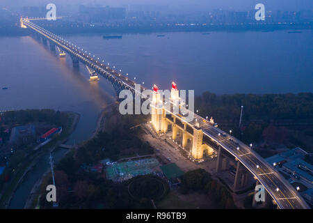 Nanjing, Nanjing, Chine. 18Th Oct, 2018. Nanjing, Chine-l'Nanjing Yangtze River Bridge est un double-pont route-rail truss bridge sur la rivière Yangtze entre Dali et Pukou à Nanjing, à l'est ChinaÃ¢â€ Province de Jiangsu. Crédit : SIPA Asie/ZUMA/Alamy Fil Live News Banque D'Images