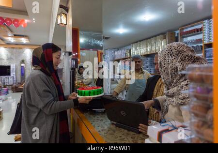 Herat, Afghanistan. 18Th Oct, 2018. Les gens achètent pour sucrés traditionnels Yalda nuit dans la province de Herat, dans l'ouest de l'Afghanistan, le 20 décembre 2018. Les écrous de l'alimentation et la pastèque est une tradition au cours de Yalda nuit. Yalda nuit est célébré sur la nuit la plus longue d'un an, ce qui est localement que l'on croit être le 21 décembre, la veille de solstice d'hiver. Credit : Elaha ' Sahel/Xinhua/Alamy Live News Banque D'Images