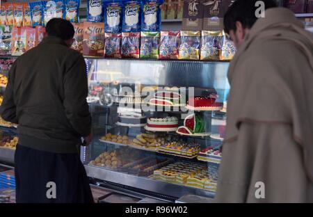 Herat, Afghanistan. 18Th Oct, 2018. Les gens achètent pour sucrés traditionnels Yalda nuit dans la province de Herat, dans l'ouest de l'Afghanistan, le 20 décembre 2018. Les écrous de l'alimentation et la pastèque est une tradition au cours de Yalda nuit. Yalda nuit est célébré sur la nuit la plus longue d'un an, ce qui est localement que l'on croit être le 21 décembre, la veille de solstice d'hiver. Credit : Elaha ' Sahel/Xinhua/Alamy Live News Banque D'Images