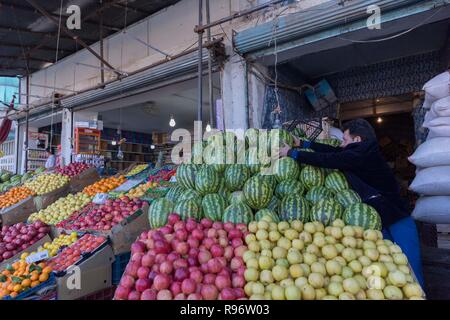 Herat, Afghanistan. 18Th Oct, 2018. Un vendeur afghane organise des pastèques avant de Yalda nuit dans la province de Herat, dans l'ouest de l'Afghanistan, le 20 décembre 2018. Les écrous de l'alimentation et la pastèque est une tradition au cours de Yalda nuit. Yalda nuit est célébré sur la nuit la plus longue d'un an, ce qui est localement que l'on croit être le 21 décembre, la veille de solstice d'hiver. Credit : Elaha ' Sahel/Xinhua/Alamy Live News Banque D'Images