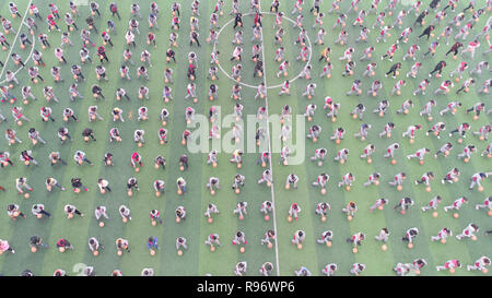 Lianyungang, Chine. 18Th Oct, 2018. Plus de 1 200 élèves n'exercices de basket-ball à l'école primaire de Guanyun County, Lianyungang, Chine de l'est de la province de Jiangsu, marquant la Journée internationale de basket-ball qui tombe le 21 décembre chaque année. Crédit : SIPA Asie/ZUMA/Alamy Fil Live News Banque D'Images