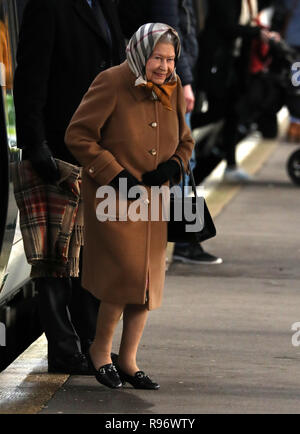 Kings Lynn, Norfolk, Royaume-Uni. 20 Décembre, 2018. Sa Majesté la Reine Elizabeth II arrive à Kings Lynn après avoir attrapé un train de Londres, au début de ses vacances de Noël annuel à Sandringham, Norfolk. Il n'est pas rare que le monarque d'utiliser les transports publics lorsqu'elle voyage à Kings Lynn. Sa Majesté la Reine Elizabeth II arrive à Kings Lynn en train à Kings Lynn, Norfolk, UK, le 20 décembre 2018. Crédit : Paul Marriott/Alamy Live News Banque D'Images